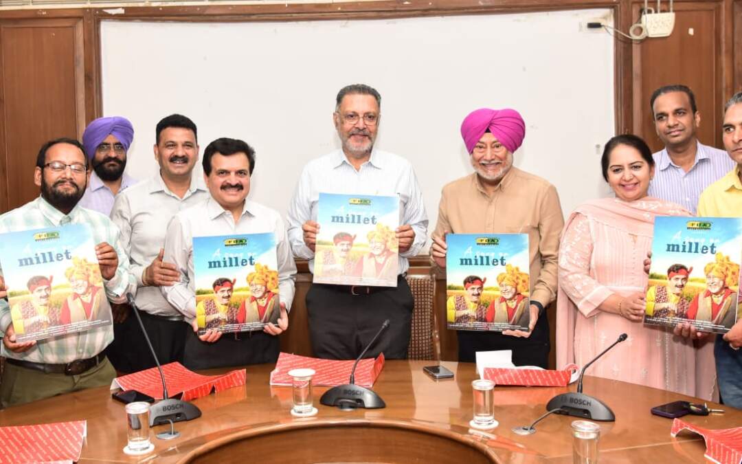 ਡਾ: ਬਲਬੀਰ ਸਿੰਘ ਨੇ ਜਸਵਿੰਦਰ ਭੱਲਾ ਅਤੇ ਬਾਲ ਮੁਕੰਦ ਸ਼ਰਮਾ ਦੇ ਗਾਣੇ ‘ਤੇ ਗਾਣਾ ਲਾਂਚ ਕੀਤਾ