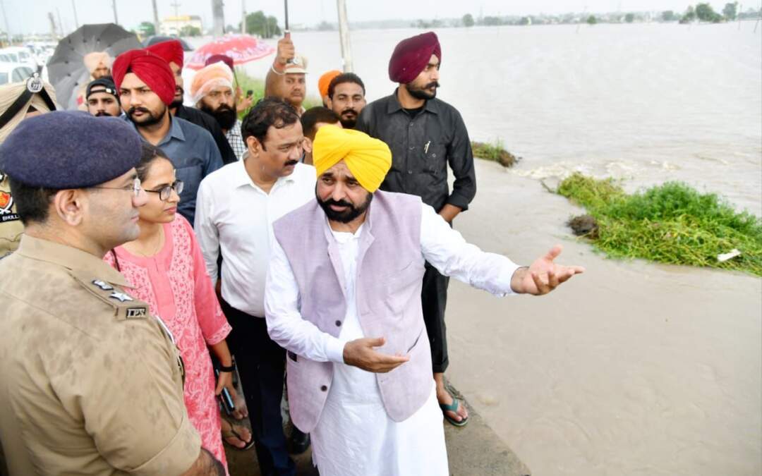 ਮੁੱਖ ਮੰਤਰੀ ਵੱਲੋਂ ਜ਼ਮੀਨੀ ਪੱਧਰ ‘ਤੇ ਰਾਹਤ ਤੇ ਬਚਾਅ ਕਾਰਜਾਂ ਦਾ ਜਾਇਜ਼ਾ, ਐਸ.ਏ.ਐਸ.ਨਗਰ ਅਤੇ ਰੋਪੜ ਜ਼ਿਲ੍ਹਿਆਂ ਦੇ ਮੀਂਹ ਪ੍ਰਭਾਵਿਤ ਇਲਾਕਿਆਂ ਦਾ ਤੂਫ਼ਾਨੀ ਦੌਰਾ