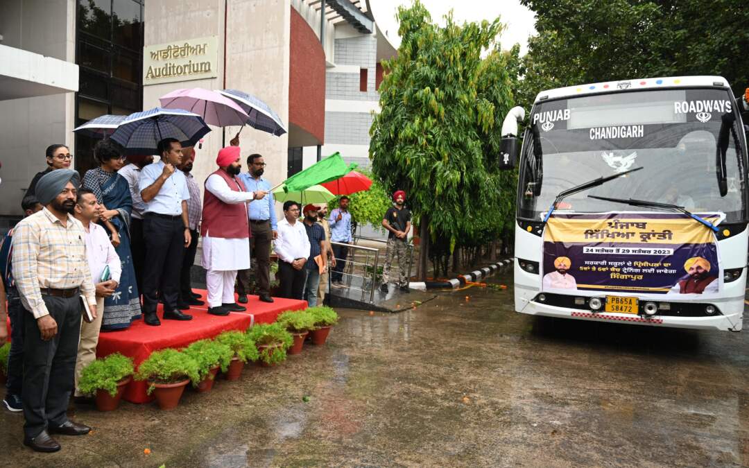 ਸਿੱਖਿਆ ਮੰਤਰੀ ਹਰਜੋਤ ਸਿੰਘ ਬੈਂਸ ਨੇ ਸਿੰਗਾਪੁਰ ਵਿਖੇ ਸਿਖਲਾਈ ਲਈ 60 ਪ੍ਰਿੰਸੀਪਲਾਂ ਦੇ ਦੋ ਬੈਚਾਂ ਨੂੰ ਹਰੀ ਝੰਡੀ ਦੇ ਕੇ ਰਵਾਨਾ ਕੀਤਾ