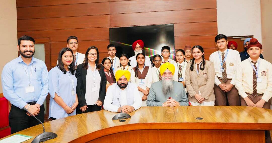 ਮੁੱਖ ਮੰਤਰੀ ਅਤੇ ਸਪੀਕਰ ਨੇ ਪੰਜਾਬ ਵਿਧਾਨ ਸਭਾ ਸੈਸ਼ਨ ਦੀ ਕਾਰਵਾਈ ਵੇਖਣ ਆਏ ਆਕਸਬ੍ਰਿਜ ਵਰਲਡ ਸਕੂਲ ਕੋਟਕਪੂਰਾ ਦੇ ਵਿਦਿਆਰਥੀਆਂ ਨਾਲ ਕੀਤੀ ਮੁਲਾਕਾਤ