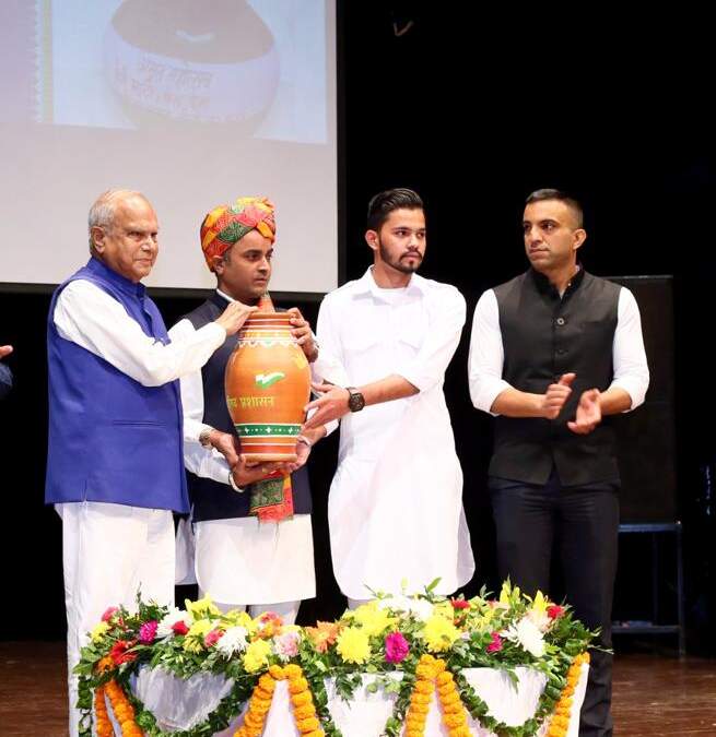 ਅੱਜ ਚੰਡੀਗੜ੍ਹ ਦੇ ਸੈਕਟਰ 18 ਸਥਿਤ ਟੈਗੋਰ ਥੀਏਟਰ ਵਿਖੇ ‘ਅੰਮ੍ਰਿਤ ਕਲਸ਼ ਯਾਤਰਾ’ ਦਾ ਰਾਜ ਪੱਧਰੀ ਪ੍ਰੋਗਰਾਮ ਕਰਵਾਇਆ ਗਿਆ। ਇਸ ਪ੍ਰੋਗਰਾਮ ਦਾ ਵਿਸ਼ਾ ‘ਮਿੱਟੀ ਕੋ ਨਮਨ, ਵੀਰੋ ਕਾ ਵੰਦਨ’ ਸੀ।