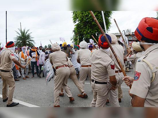 ਮੁੱਖ ਮੰਤਰੀ ਪੰਜਾਬ ਦੀ ਰਿਹਾਇਸ਼ ਦੇ ਬਾਹਰ ਕੰਪਿਊਟਰ ਅਧਿਆਪਕਾਂ ਤੇ ਕੀਤਾ ਲਾਠੀ ਚਾਰਜ