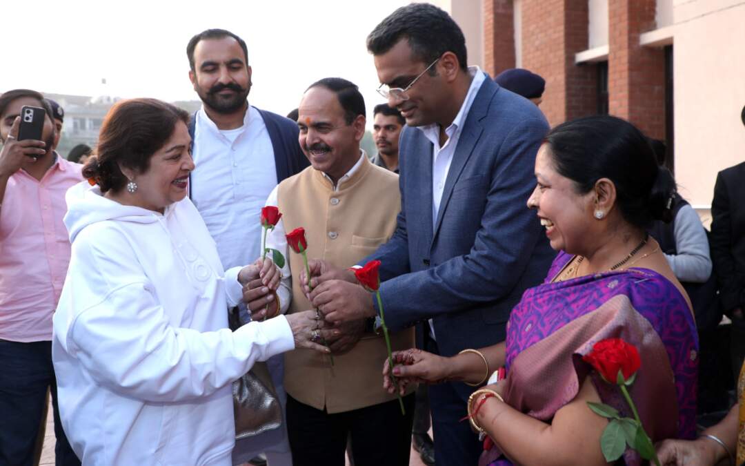 ਕਿਰਨ ਖੇਰ ਸੈਕਟਰ 52 ਵਿਖੇ ਸਟੇਟ ਆਫ ਆਰਟ ਕਮਿਊਨਿਟੀ ਸੈਂਟਰ ਦਾ ਉਦਘਾਟਨ ਕਰਦੇ ਹੋਏ