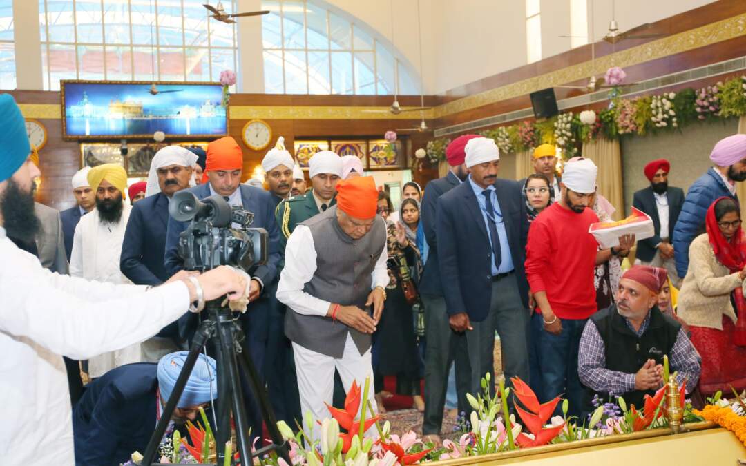 ਪੰਜਾਬ ਦੇ ਰਾਜਪਾਲ ਅਤੇ ਪ੍ਰਸ਼ਾਸਕ ਯੂਟੀ, ਚੰਡੀਗੜ੍ਹ ਨੇ ਸੈਕਟਰ 8, ਚੰਡੀਗੜ੍ਹ ਦੇ ਗੁਰਦੁਆਰਾ ਸਾਹਿਬ ਵਿਖੇ ਮੱਥਾ ਟੇਕਿਆ।