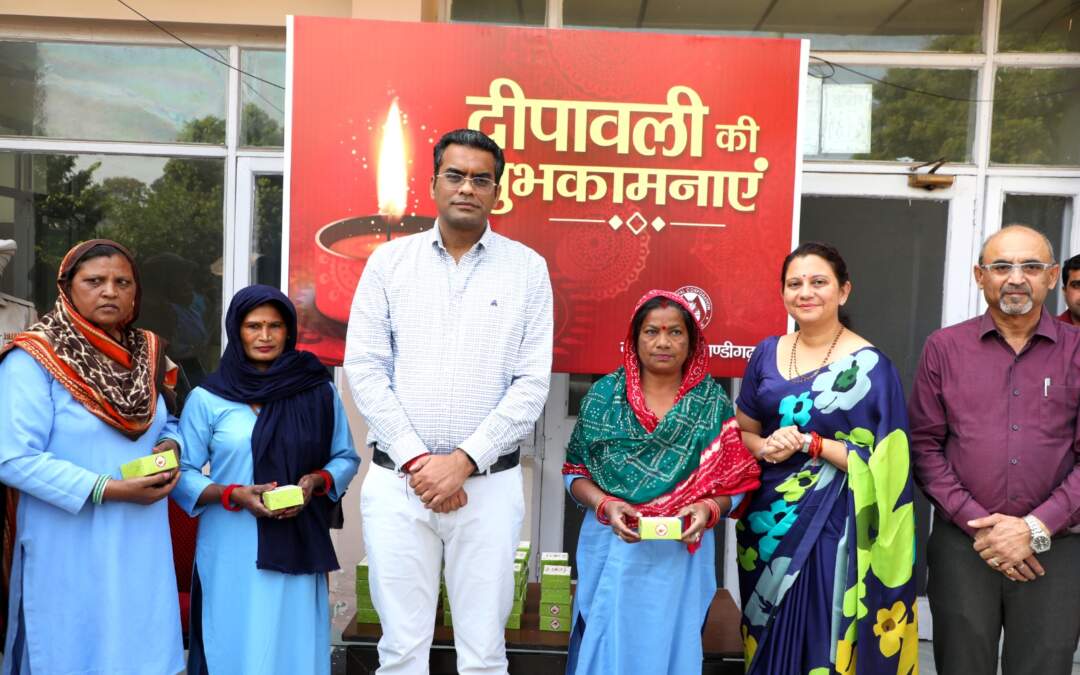 ਸ਼ਹਿਰ ਦੇ ਮੇਅਰ ਅਨੂਪ ਗੁਪਤਾ ਅਤੇ ਮਿਉਂਸਪਲ ਕਮਿਸ਼ਨਰ ਸ਼੍ਰੀਮਤੀ ਅਨਿੰਦਿਤਾ ਮਿਤਰਾ,ਨੂੰ ਦੀਵਾਲੀ ਦੀਆਂ ਸ਼ੁਭਕਾਮਨਾਵਾਂ ਦਿੱਤੀਆਂ