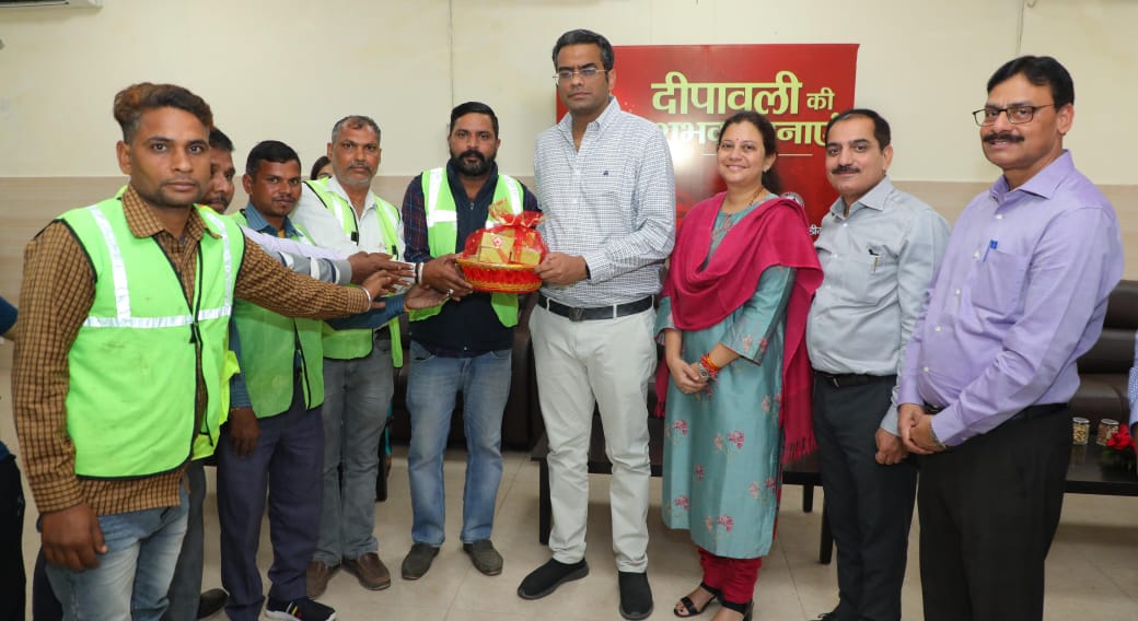ਤਿਉਹਾਰ ਦੀ ਰੌਣਕ ਨੂੰ ਫੈਲਾਉਂਦੇ ਹੋਏ, ਰੋਸ਼ਨੀ ਅਤੇ ਏਕਤਾ ਦੀ ਭਾਵਨਾ ਨਾਲ, ਸਿਟੀ ਮੇਅਰ ਸ਼. ਅਨੂਪ ਗੁਪਤਾ ਅਤੇ ਨਗਰ ਨਿਗਮ ਕਮਿਸ਼ਨਰ ਸ਼੍ਰੀਮਤੀ ਅਨਿੰਦਿਤਾ ਮਿਤਰਾ, ਆਈ.ਏ.ਐਸ. ਨੇ ਅੱਜ…