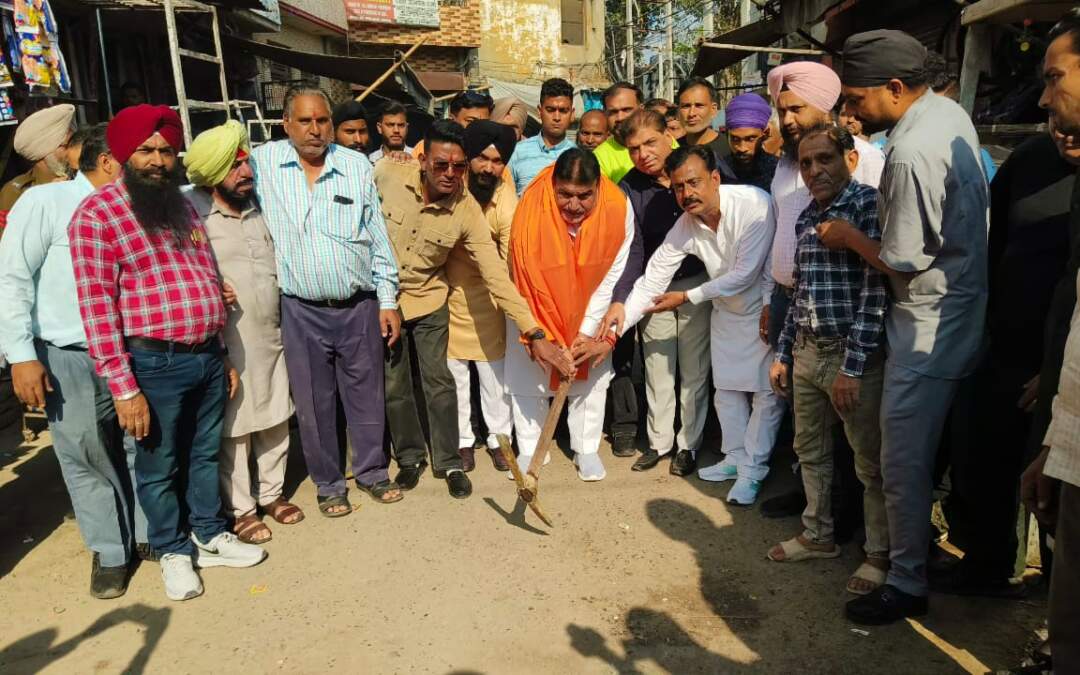 ਵਿਧਾਇਕ ਪਰਾਸ਼ਰ ਨੇ ਵਾਰਡ ਨੰਬਰ 74 ਦੇ ਕੁਸ਼ਟ ਆਸ਼ਰਮ ਨੇੜੇ ਟਿਊਬਵੈੱਲ ਲਗਾਉਣ ਦੇ ਪ੍ਰੋਜੈਕਟ ਦੀ ਸ਼ੁਰੂਆਤ ਕੀਤੀ