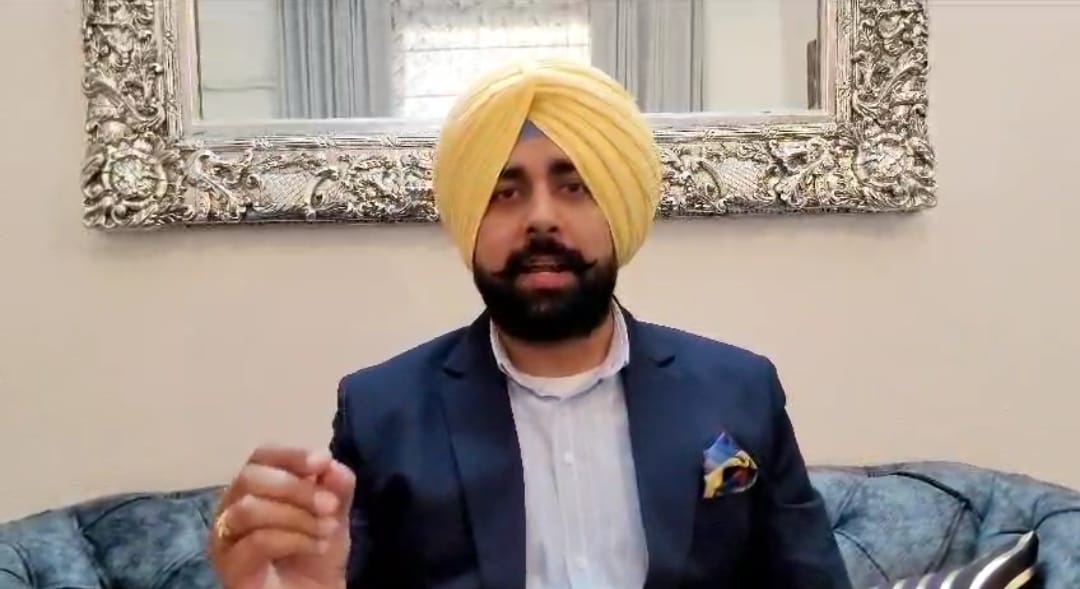 ਜਸ਼ਨਪ੍ਰੀਤ ਸਿੰਘ ਉਰਫ ਜਸ਼ਨ ਕੰਗ ਹਲਕਾ ਖੇਮਕਰਨ ਤੋਂ ਵਿਧਾਇਕ ਸਰਵਨ ਸਿੰਘ ਧੁੰਨ ਦਾ ਸਕਾ ਭਤੀਜਾ ਬੀਤੀ ਰਾਤ ਪਾਕਿਸਤਾਨੀ ਡ੍ਰੋਨ ਤੇ 1 ਕਿਲੋਗ੍ਰਾਮ ਤੋਂ ਵੱਧ ਹੈਰੋਇਨ ਦੇ ਨਾਲ ਥਾਣਾ ਖਾਲੜਾ ਦੇ ਅਧੀਨ ਪੈਂਦੇ ਪਿੰਡ ਨਾਰਲੀ ਦੀ ਡਿਫੈਂਸ ਡਰੇਨ ਤੋਂ ਰੰਗੇ ਹੱਥੀ ਮੌਕੇ ‘ਤੇ ਗ੍ਰਿਫ਼ਤਾਰ ਕਰ ਲਿਆ।