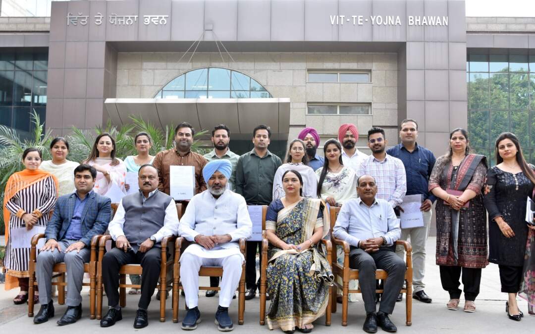 ਵਿੱਤ ਮੰਤਰੀ ਹਰਪਾਲ ਚੀਮਾ ਨੇ 13 ਸੈਕਸ਼ਨ ਅਫਸਰਾਂ ਨੂੰ ਨਿਯੁਕਤੀ ਪੱਤਰ ਸੌਂਪੇ