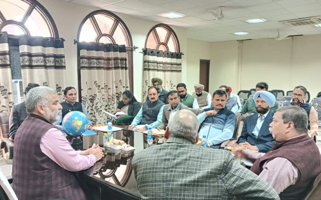 ਕੈਬਨਿਟ ਮੰਤਰੀ ਲਾਲ ਚੰਦ ਕਟਾਰੂਚੱਕ ਦੀ ਪ੍ਰਧਾਨਗੀ ਹੇਠ ਜੰਗਲਾਤ ਵਿਭਾਗ ਦੇ ਅਧਿਕਾਰੀਆਂ ਦੀ ਮੀਟਿੰਗ ਆਯੋਜਿਤ