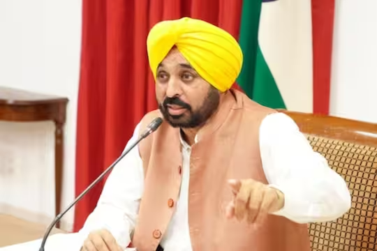 ਮੁੱਖ ਮੰਤਰੀ ਵੱਲੋਂ ਸਰਕਾਰੀ ਅਧਿਕਾਰੀ ਨੂੰ ਪਰਾਲੀ ਸਾੜਨ ਲਈ ਮਜਬੂਰ ਕਰਨ ਵਾਲੀ ਭੀੜ ’ਤੇ ਐਫ.ਆਈ.ਆਰ. ਦਰਜ ਕਰਨ ਦੇ ਹੁਕਮ