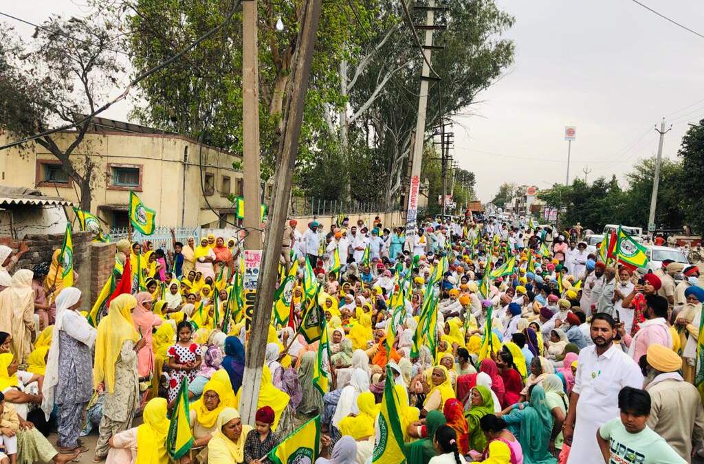 ਸੰਯੁਕਤ ਕਿਸਾਨ ਮੋਰਚੇ ਦੇ ਸੱਦੇ ਤੇ ਚੰਡੀਗੜ੍ਹ ਦੀਆਂ ਬਰੂਹਾਂ ਤੇ  ਆਇਆ ਕਿਸਾਨਾਂ ਦਾ ਹੜ੍ਹ।