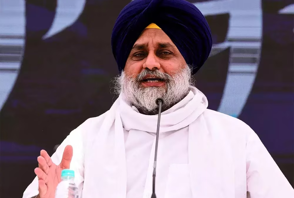 ਸੁਖਬੀਰ ਸਿੰਘ ਬਾਦਲ ਨੇ 1000 ਕਰੋੜ ਰੁਪਏ ਇਸ਼ਤਿਹਾਰਬਾਜ਼ੀ ’ਤੇ ਫੂਕਣ ਨਾਲੋਂ ਕਿਸਾਨਾਂ ਨੂੰ ਪਰਾਲੀ ਦੀ ਸੰਭਾਲ ਵਾਸਤੇ ਤੇ ਸਮਾਜ ਭਲਾਈ ਲਾਭ ਦੇਣ ਵਾਸਤੇ ਮੁੱਖ ਮੰਤਰੀ ਨੂੰ ਮਜਬੂਰ ਕਰਨ ਲਈ ਨਿਆਂਇਕ ਦਖਲ ਮੰਗਿਆ