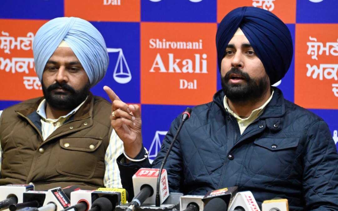 ਅਕਾਲੀ ਦਲ ਵੱਲੋਂ ਅਰਵਿੰਦ ਕੇਜਰੀਵਾਲ ਨੂੰ ਸਿਆਸੀ ਸ਼ਰਨ ਦੇਣ ਲਈ ਮੁੱਖ ਮੰਤਰੀ ਦੀ ਨਿੰਦਾ