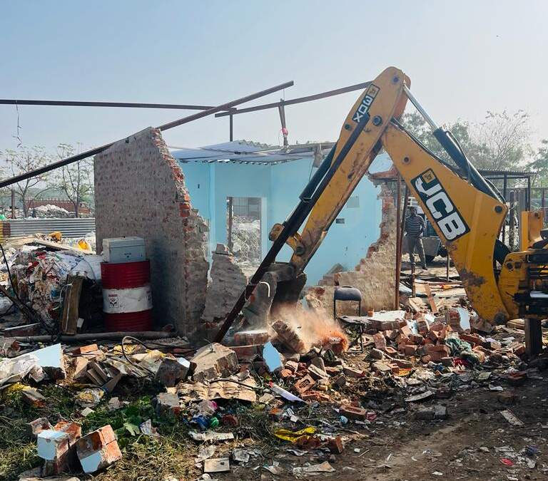 03.12.23 ਨੂੰ, ਮਲੋਆ, (ਗਊਸ਼ਾਲਾ ਰੋਡ) ਵਿੱਚ ਅਸਟੇਟ ਦਫ਼ਤਰ ਦੀ ਟੀਮ ਅਤੇ ਪੁਲਿਸ ਕਰਮਚਾਰੀਆਂ ਅਤੇ ਐਮਸੀ ਸਟਾਫ਼ ਦੀ ਮੌਜੂਦਗੀ ਵਿੱਚ 85 ਕਬਾੜੀ ਸਾਈਟਾਂ/ਸੰਰਚਨਾਵਾਂ ਨੂੰ ਢਾਹਿਆ ਗਿਆ।