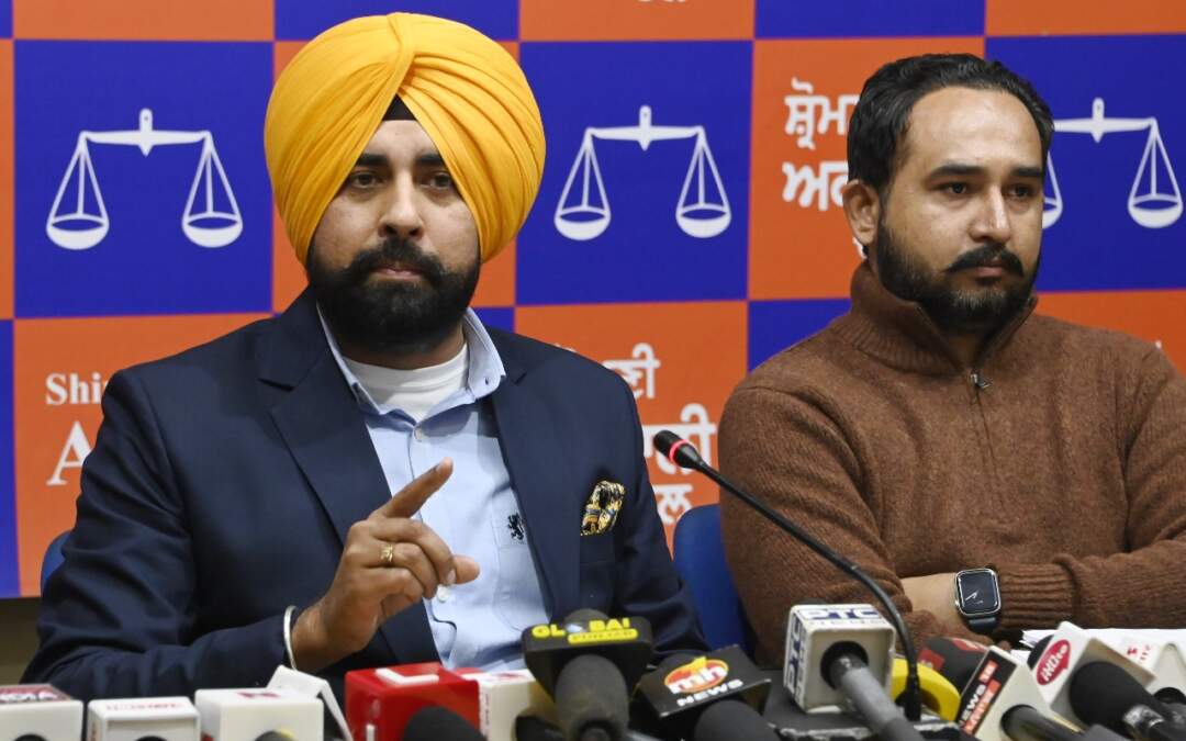 ਮੁੱਖ ਮੰਤਰੀ ਤੇ ਡੀ ਜੀ ਪੀ ਦੱਸਣ ਕਿ ਉਹ ਬਿਕਰਮ ਸਿੰਘ ਮਜੀਠੀਆ ਖਿਲਾਫ ਝੂਠੇ ਸਬੂਤ ਤਿਆਰ ਕਰਨ ਲਈ ਪੱਬਾਂ ਭਾਰ ਕਿਉਂ ਹਨ: ਅਕਾਲੀ ਦਲ