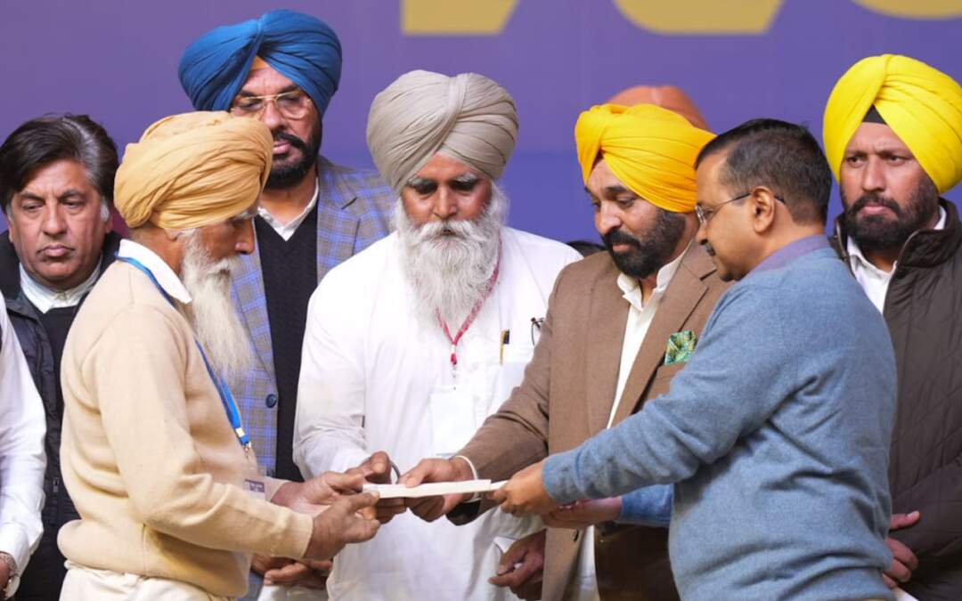 ਭਗਵੰਤ ਮਾਨ ਅਤੇ ਅਰਵਿੰਦ ਕੇਜਰੀਵਾਲ ਨੇ ਸ਼ਹੀਦ ਅਮਰੀਕ ਸਿੰਘ ਦੇ ਪਰਿਵਾਰ ਨੂੰ ਇਕ ਕਰੋੜ ਰੁਪਏ ਦੀ ਵਿੱਤੀ ਸਹਾਇਤਾ ਦਾ ਚੈੱਕ ਸੌਂਪਿਆ