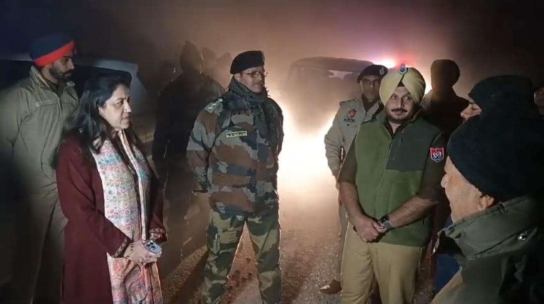 ਕੜਾਕੇ ਦੀ ਠੰਡ ਤੇ ਸੰਘਣੀ ਧੂੰਦ ਵਿਚ ਮੋਹਰਲੀਆਂ ਚੌਕੀਆਂ ਤੇ ਬੀਐਸਐਫ ਤੇ ਪੁਲਿਸ ਨਾਕਿਆਂ ਤੇ ਜਵਾਨਾਂ ਦਾ ਹੌਂਸਲਾਂ ਵਧਾਉਣ ਪਹੁੰਚੇ ਡਿਪਟੀ ਕਮਿਸ਼ਨਰ ਤੇ ਐਸਐਸਪੀ