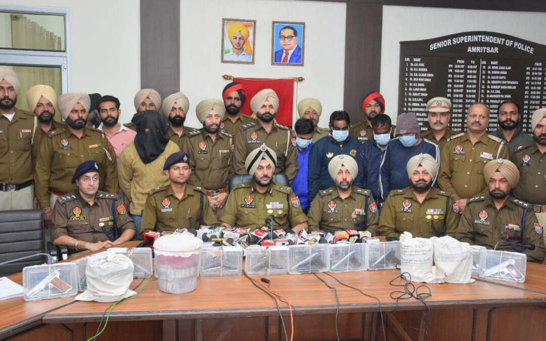 ਅੰਮ੍ਰਿਤਸਰ ਪੁਲਿਸ ਨੇ ਹਥਿਆਰਾਂ ਦੇ ਅੰਤਰਰਾਜੀ ਤਸਕਰੀ ਰੈਕੇਟ ਦਾ ਕੀਤਾ ਪਰਦਾਫਾਸ਼; 13 ਪਿਸਤੌਲਾਂ ਸਮੇਤ ਇਕ ਵਿਅਕਤੀ ਕਾਬੂ