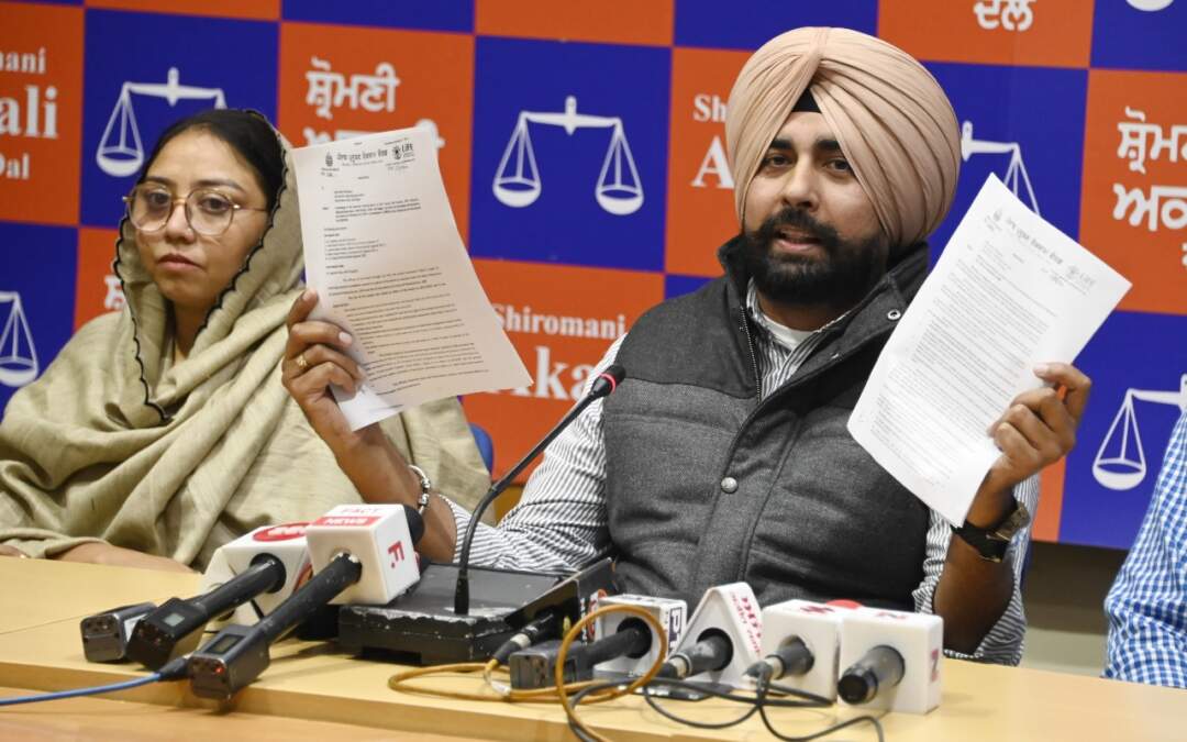 ਸ਼੍ਰੋਮਣੀ ਅਕਾਲੀ ਦਲ ਨੇ ਸੱਤਾਧਾਰੀ ਪਾਰਟੀ ਦੇ ਮੈਂਬਰਾਂ ਲਈ ਨਿੱਜੀ ਲਾਭ ਲੈਣ ਲਈ ਭਗਵੰਤ ਮਾਨ ਸਰਕਾਰ ਦੁਆਰਾ ਸੱਤਾ ਦੀ ਘੋਰ ਦੁਰਵਰਤੋਂ ਦਾ ਪਰਦਾਫਾਸ਼ ਕੀਤਾ