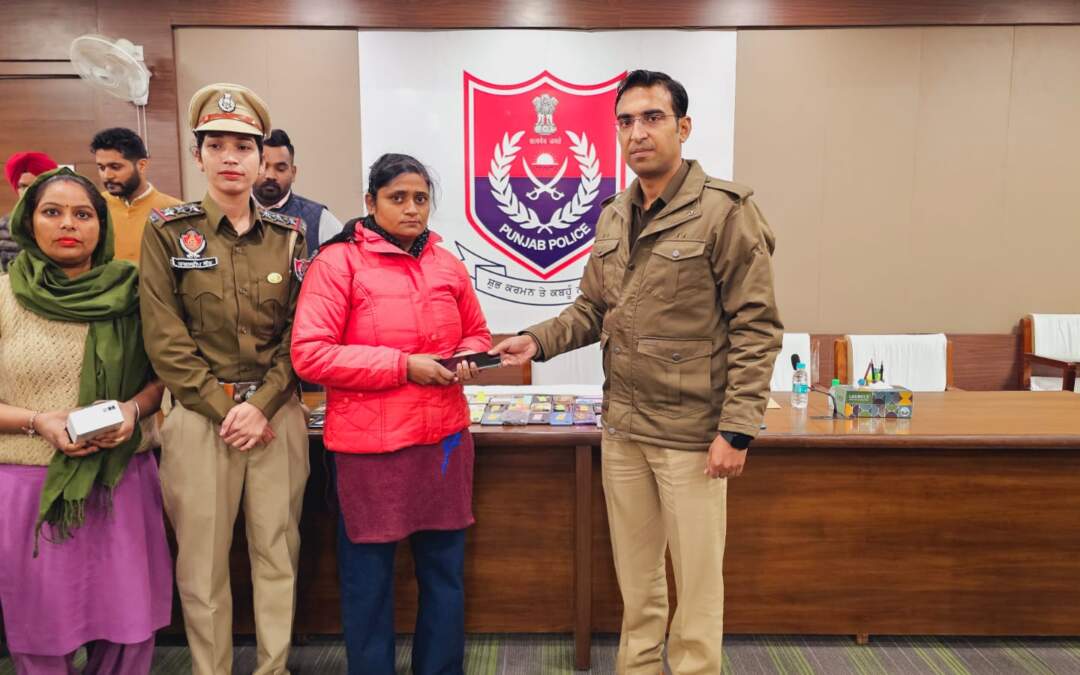 ਪਟਿਆਲਾ ਪੁਲਿਸ ਦੇ ਸਾਈਬਰ ਕਰਾਈਮ ਸੈੱਲ ਨੇ ਨਵੇਕਲੀ ਪਹਿਲ ਦੇ ਤਹਿਤ ਲੋਕਾ ਦੇ ਗੁੰਮ ਹੋਏ ਮੋਬਾਇਲ ਫੋਨ ਟਰੇਸ ਕਰ ਕੇ ਉਹਨਾ ਦੇ ਅਸਲੀ ਮਾਲਕਾ ਦੇ ਹਵਾਲੇ ਕੀਤੇ।