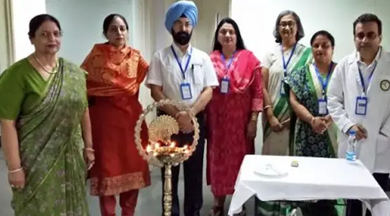 ਸਿਹਤ ਵਿਭਾਗ, ਯੂ.ਟੀ. ਚੰਡੀਗੜ੍ਹ ਯੂ.ਟੀ., ਚੰਡੀਗੜ੍ਹ ਦੇ ਵਸਨੀਕਾਂ ਅਤੇ ਗੁਆਂਢੀ ਰਾਜਾਂ ਦੇ ਵਸਨੀਕਾਂ ਨੂੰ ਪ੍ਰਾਇਮਰੀ ਅਤੇ ਸੈਕੰਡਰੀ ਪੱਧਰ ਦੀਆਂ ਸਿਹਤ ਸਹੂਲਤਾਂ ਪ੍ਰਦਾਨ ਕਰਦਾ ਹੈ।