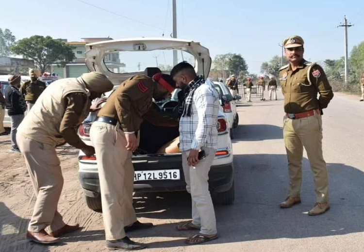 ਆਪ੍ਰੇਸ਼ਨ ਸੀਲ-5: ਪੰਜਾਬ ਪੁਲਿਸ ਨੇ ਨਸ਼ਾ ਤਸਕਰੀ, ਸ਼ਰਾਬ ਤਸਕਰੀ ਠੱਲ੍ਹ ਪਾਉਣ ਲਈ 10 ਸਰਹੱਦੀ ਜ਼ਿਲਿ੍ਹਆਂ ਦੇ 131 ਐਂਟਰੀ/ਐਗਜ਼ਿਟ ਪੁਆਇੰਟਾਂ ਨੂੰ ਕੀਤਾ ਸੀਲ