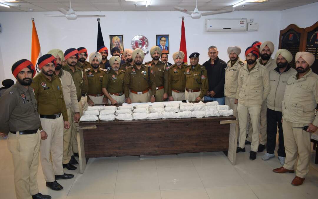 ਪੰਜਾਬ ਪੁਲਿਸ ਵੱਲੋਂ ਨਸ਼ੇ ਅਤੇ ਹਥਿਆਰਾਂ ਦੀ ਤਸਕਰੀ ਦੇ ਅੰਤਰਰਾਸ਼ਟਰੀ ਰੈਕੇਟ ਦਾ ਪਰਦਾਫਾਸ਼; 19 ਕਿਲੋ ਹੈਰੋਇਨ, 7 ਪਿਸਤੌਲ ਅਤੇ 23 ਲੱਖ ਰੁਪਏ ਡਰੱਗ ਮਨੀ ਸਮੇਤ ਦੋ ਕਾਬੂ