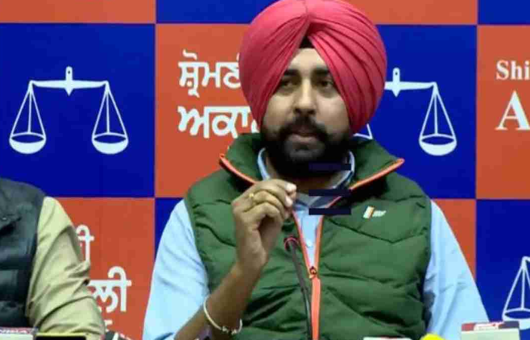 ਅਕਾਲੀ ਦਲ ਨੇ ਮੁੱਖ ਮੰਤਰੀ ਨੂੰ ਇਹ ਦੱਸਣ ਲਈ ਕਿਹਾ ਹੈ ਕਿ ਉਨ੍ਹਾਂ ਦੀ ਸਰਕਾਰ ਨੇ ਅਰਵਿੰਦ ਕੇਜਰੀਵਾਲ ਨੂੰ ਪੰਜਾਬ ਲਿਆਉਣ ਲਈ 400 ਕਰੋੜ ਰੁਪਏ ਦਾ ਲਗਜ਼ਰੀ ਜਹਾਜ਼ ਕਿਉਂ ਕਿਰਾਏ ‘ਤੇ ਲਿਆ ਸੀ।