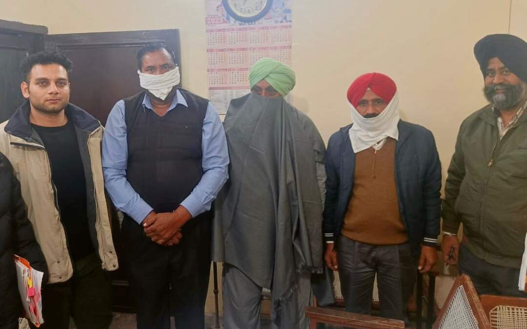 ਵਿਜੀਲੈਂਸ ਬਿਓਰੋ ਨੇ ਜ਼ਮੀਨ ਦੇ ਨਾਜਾਇਜ਼ ਤਬਾਦਲੇ ਅਤੇ ਇੰਤਕਾਲ ਲਈ 7,00,000 ਰੁਪਏ ਦੀ ਰਿਸ਼ਵਤ ਦੇ ਬਦਲੇ ਤਹਿਸੀਲਦਾਰ ਅਤੇ ਦੋ ਪਟਵਾਰੀਆਂ ਨੂੰ ਕੀਤਾ ਗ੍ਰਿਫਤਾਰ