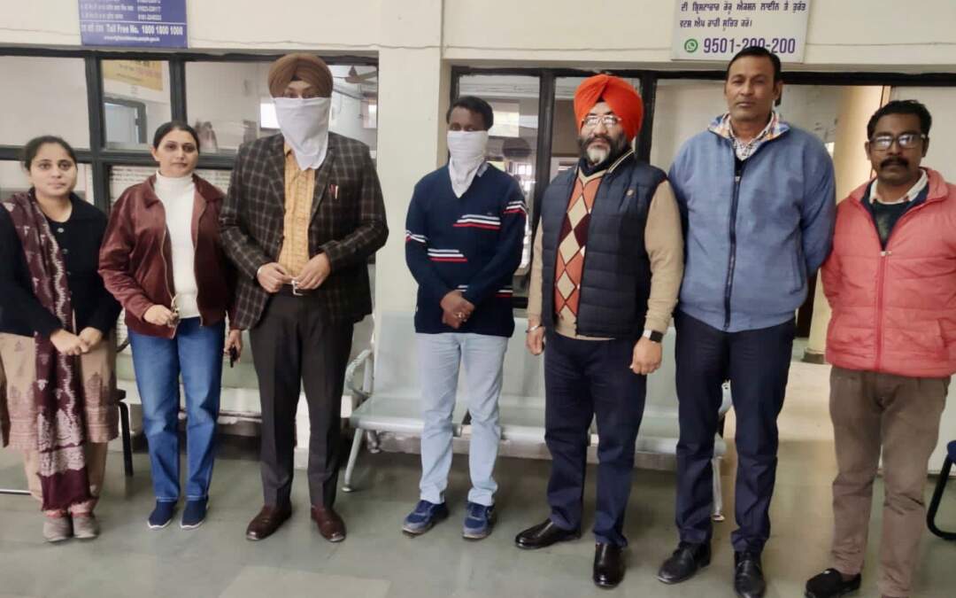 ਇੱਕ ਲੱਖ ਰੁਪਏ ਰਿਸ਼ਵਤ ਮੰਗਣ ਦੇ ਦੋਸ਼ ਹੇਠ ਜਲ ਸਪਲਾਈ ਤੇ ਸੈਨੀਟੇਸ਼ਨ ਵਿਭਾਗ ਦੇ ਐਸ.ਡੀ.ਓ. ਅਤੇ ਫਿਟਰ ਹੈਲਪਰ ਵਿਜੀਲੈਂਸ ਵੱਲੋਂ ਗ੍ਰਿਫਤਾਰ