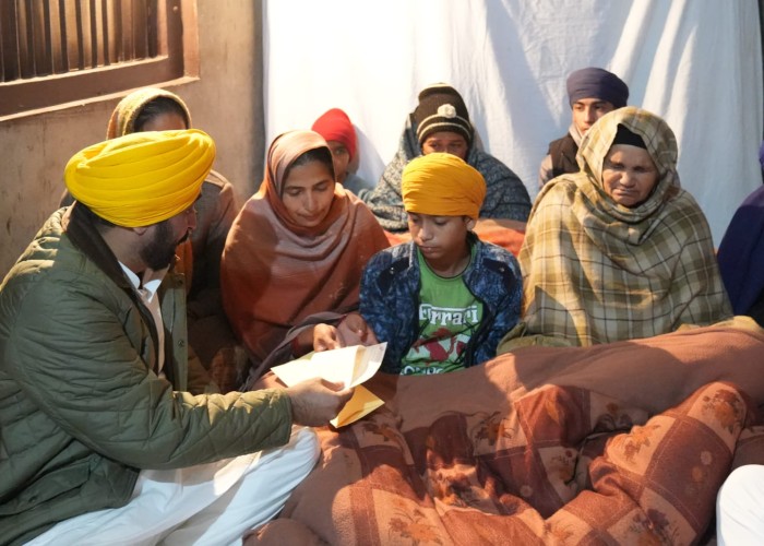 ਮੁੱਖ ਮੰਤਰੀ ਨੇ ਸ਼ਹੀਦ ਜਸਪਾਲ ਸਿੰਘ ਦੇ ਪਰਿਵਾਰ ਨੂੰ 1 ਕਰੋੜ ਰੁਪਏ ਦੀ ਵਿੱਤੀ ਸਹਾਇਤਾ ਦਾ ਚੈੱਕ ਸੌਂਪਿਆ