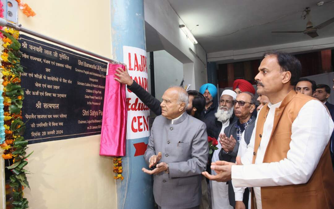 ਅੱਜ ਰਾਜਪਾਲ ਪੰਜਾਬ ਅਤੇ ਪ੍ਰਸ਼ਾਸਕ ਯੂ.ਟੀ.ਚੰਡੀਗੜ੍ਹ ਸ. ਬਨਵਾਰੀਲਾਲ ਪੁਰੋਹਿਤ ਨੇ ਸਾਬਕਾ ਸੰਸਦ ਮੈਂਬਰ ਸ਼. ਸਤਪਾਲ ਜੈਨ ਅਤੇ ਸ. ਪਵਨ ਕੁਮਾਰ ਬਾਂਸਲ।