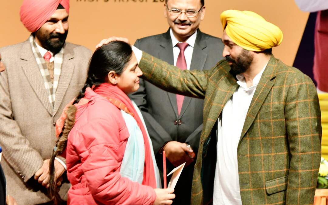 ਨੌਜਵਾਨਾਂ ਨੂੰ ਨਵੇਂ ਸਾਲ ਦਾ ਤੋਹਫਾ, ਮੁੱਖ ਮੰਤਰੀ ਨੇ ਨਵੇਂ ਭਰਤੀ ਹੋਏ 520 ਕਲਰਕਾਂ ਨੂੰ ਸੌਂਪੇ ਨਿਯੁਕਤੀ ਪੱਤਰ