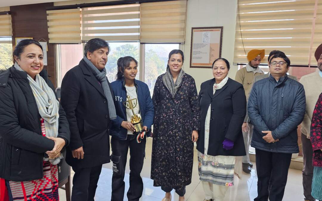 ਰਾਸ਼ਟਰੀ ਪੱਧਰ ਦੇ ਕਲਾ ਉਤਸਵ ਮੁਕਾਬਲਿਆਂ ਵਿੱਚ ਪਹਿਲਾ ਸਥਾਨ ਹਾਸਿਲ ਕਰਨ ਵਾਲੀ ਵਿਦਿਆਰਥਣ ਨੂੰ ਕੈਬਨਿਟ ਮੰਤਰੀ ਬ੍ਰਹਮ ਸ਼ੰਕਰ ਜਿੰਪਾ ਅਤੇ ਡਿਪਟੀ ਕਮਿਸ਼ਨਰ ਨੇ ਕੀਤਾ ਸਨਮਾਨਿਤ