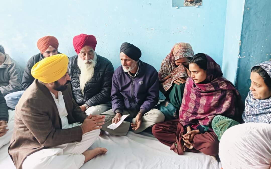 ਮੁੱਖ ਮੰਤਰੀ ਨੇ ਸ਼ਹੀਦ ਅਗਨੀਵੀਰ ਅਜੇ ਕੁਮਾਰ ਦੇ ਪਰਿਵਾਰ ਨੂੰ ਵਿੱਤੀ ਸਹਾਇਤਾ ਵਜੋਂ ਇਕ ਕਰੋੜ ਰੁਪਏ ਦਾ ਚੈੱਕ ਸੌਂਪਿਆ