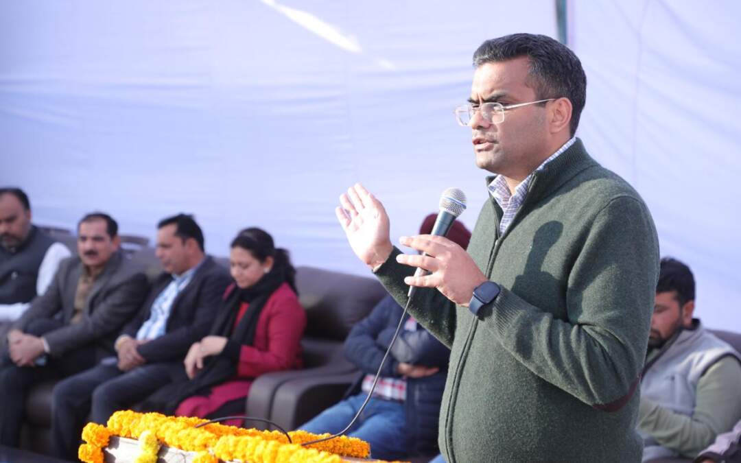 ਪਿੰਡ ਕੈਂਬਵਾਲਾ ਵਿਖੇ ਵੱਖ-ਵੱਖ ਵਿਕਾਸ ਕਾਰਜ ਲੋਕਾਂ ਨੂੰ ਸਮਰਪਿਤ ਕਰਦੇ ਹੋਏ ਮੇਅਰ