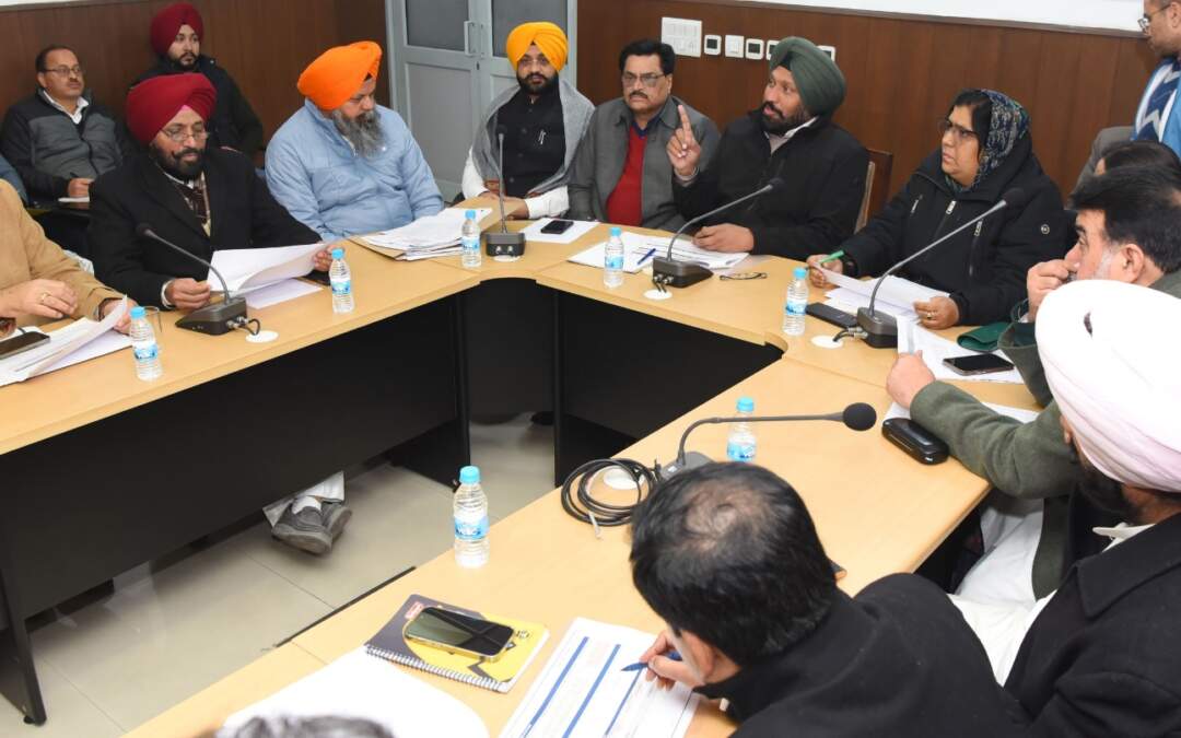 ਸਥਾਨਕ ਸਰਕਾਰਾਂ ਮੰਤਰੀ ਬਲਕਾਰ ਸਿੰਘ ਨੇ ਰੀਵੀਊ ਮੀਟਿੰਗ ਕਰਦਿਆਂ ਅਧਿਕਾਰੀਆਂ ਨੂੰ ਅਣਵਰਤੇ ਫੰਡਾਂ ਨੂੰ ਵਿਕਾਸ ਕਾਰਜਾਂ ਤੇ ਤੁਰੰਤ ਖ਼ਰਚਣ ਦੇ ਦਿੱਤੇ ਨਿਰਦੇਸ਼