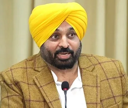 ਅਕਾਲੀ ਦਲ ਦੇ ਚੋਣ ਨਿਸ਼ਾਨ ਦੀ ਗੁਰੂ ਨਾਨਕ ਦੇਵ ਜੀ ਦੀ ਤੱਕੜੀ ਨਾਲ ਤੁਲਨਾ ਕਰਨ ਵਾਲੀ ਹਰਸਿਮਰਤ ਬਾਦਲ ਬਾਰੇ ਸ਼੍ਰੋਮਣੀ ਕਮੇਟੀ ਪ੍ਰਧਾਨ ਚੁੱਪ ਕਿਉਂ: ਮੁੱਖ ਮੰਤਰੀ