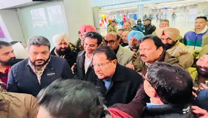 ਪੰਜਾਬ ਕਾਂਗਰਸ ਦੇ ਨਵੇਂ ਇੰਚਾਰਜ ਦੇਵੇਂਦਰ ਯਾਦਵ ਦਾ ਅੰਮ੍ਰਿਤਸਰ ਪਹੁੰਚਣ ‘ਤੇ ਸਵਾਗਤ