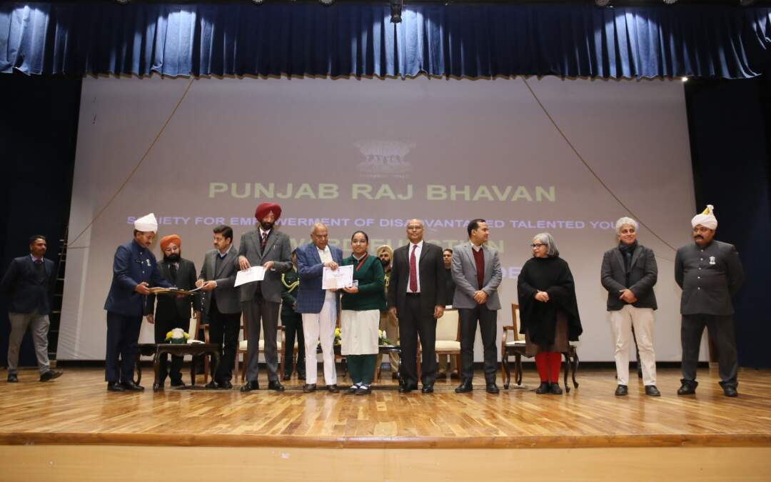 ਰਾਜਪਾਲ ਬਨਵਾਰੀ ਲਾਲ ਪੁਰੋਹਿਤ ਨੇ ਵਾਂਝੇ ਹੋਣ ਵਾਲੇ ਪ੍ਰਤਿਭਾਸ਼ਾਲੀ ਵਿਦਿਆਰਥੀਆਂ ਨੂੰ 20 ਲੱਖ ਰੁਪਏ ਦੇ ਵਜ਼ੀਫੇ ਅਤੇ ਪ੍ਰਸ਼ੰਸਾ ਦੇ ਸਰਟੀਫਿਕੇਟ ਦਿੱਤੇ