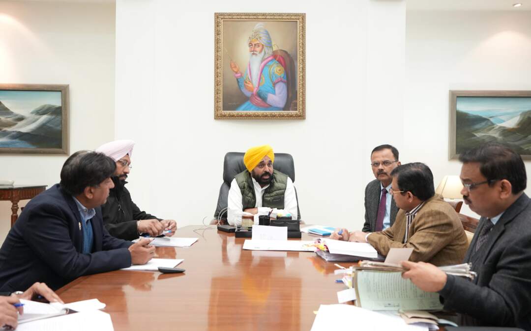 ਮੁੱਖ ਮੰਤਰੀ ਨੇ ਅਧਿਕਾਰੀਆਂ ਨੂੰ ਗ਼ੈਰ-ਕਾਨੂੰਨੀ ਕਲੋਨੀਆਂ ਵਿਰੁੱਧ ਸਖ਼ਤ ਕਦਮ ਚੁੱਕਣ ਲਈ ਆਖਿਆ