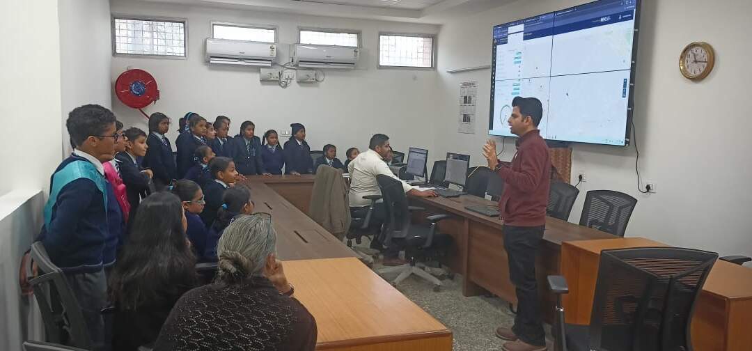 ਕਮਾਂਡ ਐਂਡ ਕੰਟਰੋਲ ਸੈਂਟਰ (C&CC) ਸਟੇਟ ਟਰਾਂਸਪੋਰਟ ਅਥਾਰਟੀ ਨੇ ਵਿਦਿਆਰਥੀਆਂ ਨੂੰ ਵਾਹਨ ਸੁਰੱਖਿਆ ਉਪਾਵਾਂ ਬਾਰੇ ਸਿੱਖਿਅਤ ਕਰਨ ਲਈ ਲਾਈਵ ਡੈਮੋ ਆਯੋਜਿਤ ਕੀਤਾ