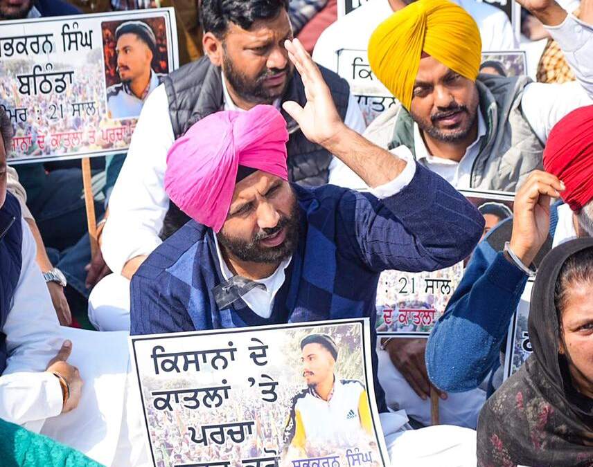 ਐੱਸ ਐੱਸ ਪੀ ਦਫ਼ਤਰ ਸੰਗਰੂਰ ਦੇ ਬਾਹਰ ਪੰਜਾਬ ਕਾਂਗਰਸ ਦੇ ਧਰਨੇ ਵਿੱਚ ਸ਼ਾਮਲ ਹੋਏ ਸ਼ੁਭਕਰਨ ਸਿੰਘ ਦਾ ਪਰਿਵਾਰ