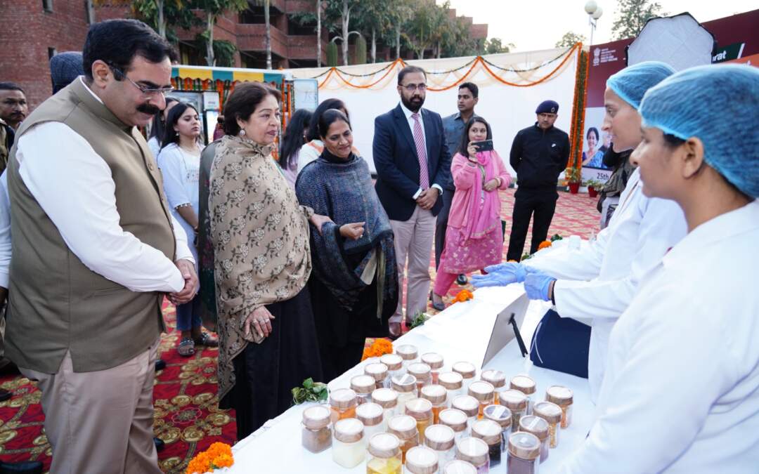 ਮੈਂਬਰ ਪਾਰਲੀਮੈਂਟ ਸ੍ਰੀਮਤੀ ਕਿਰਨ ਖੇਰ ਨੇ ਮੋਬਾਈਲ ਫੂਡ ਟੈਸਟਿੰਗ ਲੈਬ ਨੂੰ ਹਰੀ ਝੰਡੀ ਦਿਖਾ ਕੇ ਰਵਾਨਾ ਕੀਤਾ।