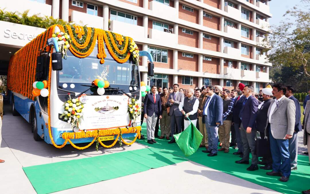 ਪੰਜਾਬ ਦੇ ਰਾਜਪਾਲ ਅਤੇ ਯੂਟੀ ਚੰਡੀਗੜ੍ਹ ਦੇ ਪ੍ਰਸ਼ਾਸਕ ਨੇ ਅਯੁੱਧਿਆ ਧਾਮ ਲਈ ਬੱਸ ਨੂੰ ਹਰੀ ਝੰਡੀ ਦਿਖਾ ਕੇ ਰਵਾਨਾ ਕੀਤਾ