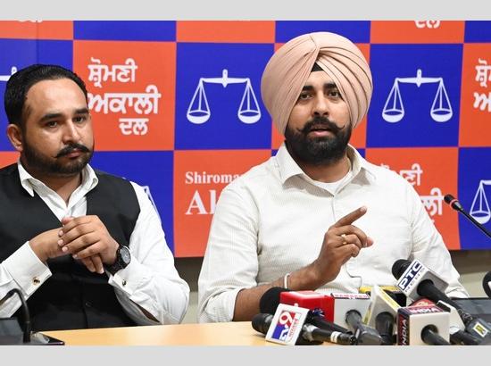 ਅਕਾਲੀ ਦਲ ਵੱਲੋਂ ਮੁੱਖ ਮੰਤਰੀ ਨੂੰ ਸੁਖਬੀਰ ਸਿੰਘ ਬਾਦਲ ਖਿਲਾਫ ਲਾਏ ਦੋਸ਼ਾਂ ਦੇ ਮਾਮਲੇ ਵਿਚ ਕੇਸ ਦਰਜ ਕਰਨ ਜਾਂ ਫਿਰ ਮੁਆਫੀ ਮੰਗਣ ਦੀ ਚੁਣੌਤੀ