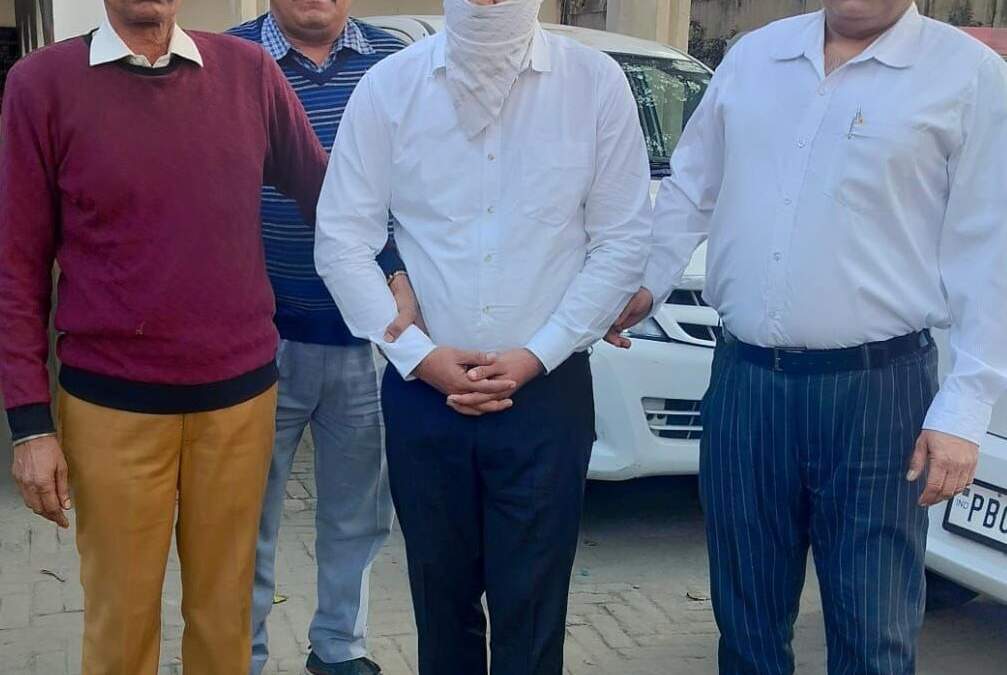 ਵਿਜੀਲੈਂਸ ਵੱਲੋਂ ਭਗੌੜੇ ਮੁਲਜ਼ਮ ਪਿੰਦਰ ਸੋਢੀ ਨੂੰ ਵਿਜੀਲੈਂਸ ਦੇ ਸਰਕਾਰੀ ਕੇਸ ਵਿੱਚ ਲੋੜੀਂਦਾ ਗ੍ਰਿਫਤਾਰ ਕੀਤਾ ਗਿਆ ਹੈ।