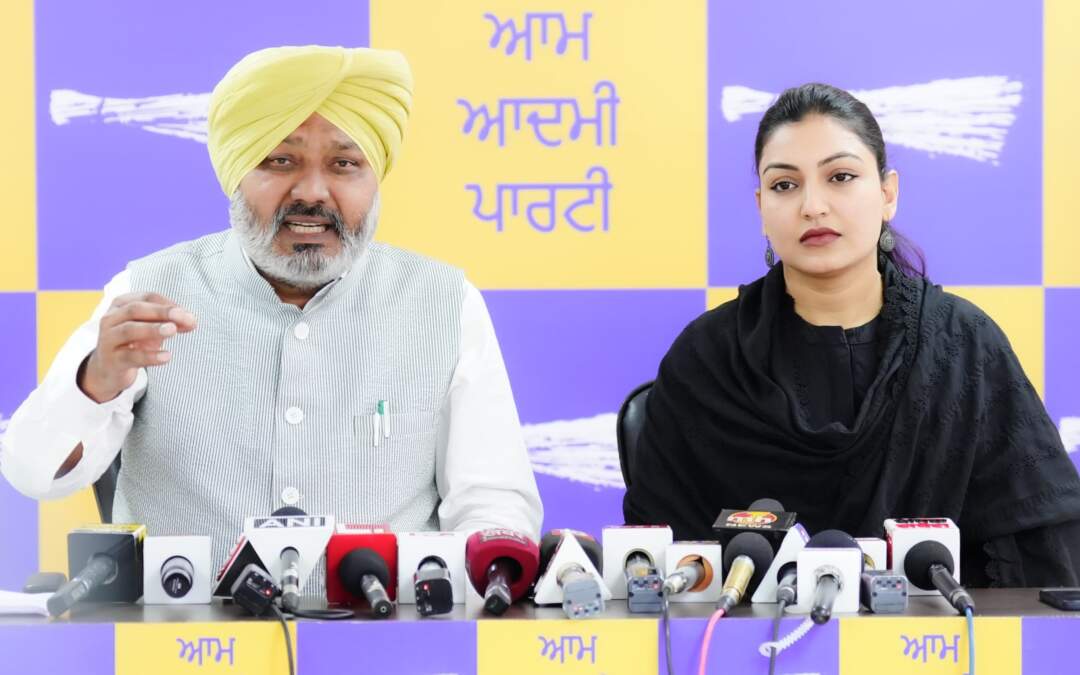 ਭਾਜਪਾ ਇਂਡੀਆ ਗਠਜੋੜ ਨੂੰ ਛੱਡਣ ਲਈ ਸਾਡੇ ‘ਤੇ ਦਬਾਅ ਪਾ ਰਹੀ ਹੈ, ਉਹ ਸਾਨੂੰ ਡਰਾਉਣ ਲਈ ਅਰਵਿੰਦ ਕੇਜਰੀਵਾਲ ਨੂੰ ਜਲਦੀ ਗ੍ਰਿਫਤਾਰ ਕਰਨ ਦੀ ਯੋਜਨਾ ਬਣਾ ਰਹੇ ਹਨ: ਆਪ