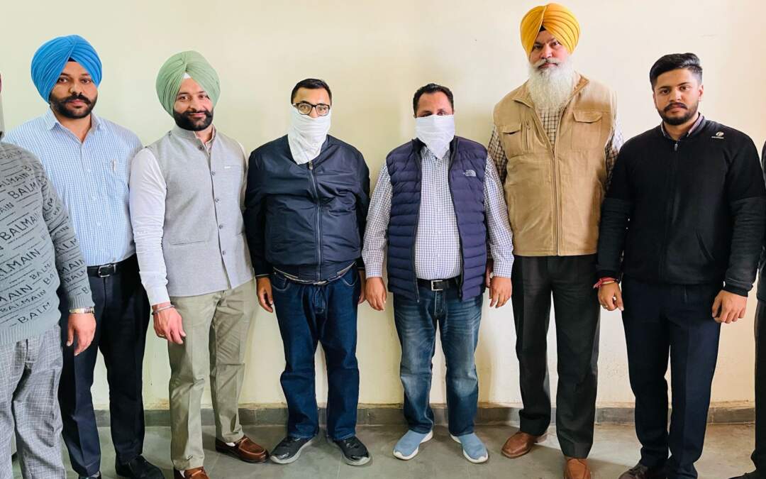 ਅੰਮ੍ਰਿਤਸਰ ਇੰਪਰੂਵਮੈਂਟ ਟਰੱਸਟ ਦਾ ਜੇਈ ਤੇ ਕਲਰਕ 50,000 ਰੁਪਏ ਰਿਸ਼ਵਤ ਲੈਂਦੇ ਵਿਜੀਲੈਂਸ ਬਿਊਰੋ ਵੱਲੋਂ ਕਾਬੂ